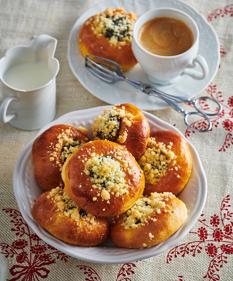 Yeast rolls with quark and poppy seed filling and crumbles