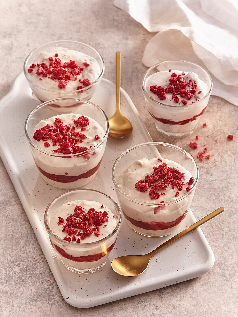 Schichtdessert mit Ricotta, Banane und gefrorenen Beeren