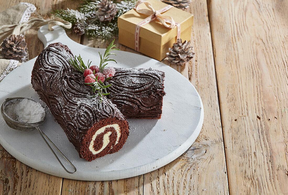 Bûche de Noël aus Schokoladenbiskuit mit Quarkfüllung