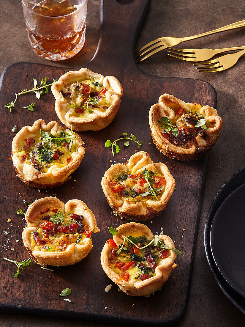 Mini-Quiches mit Spinat, Speck und Tomaten