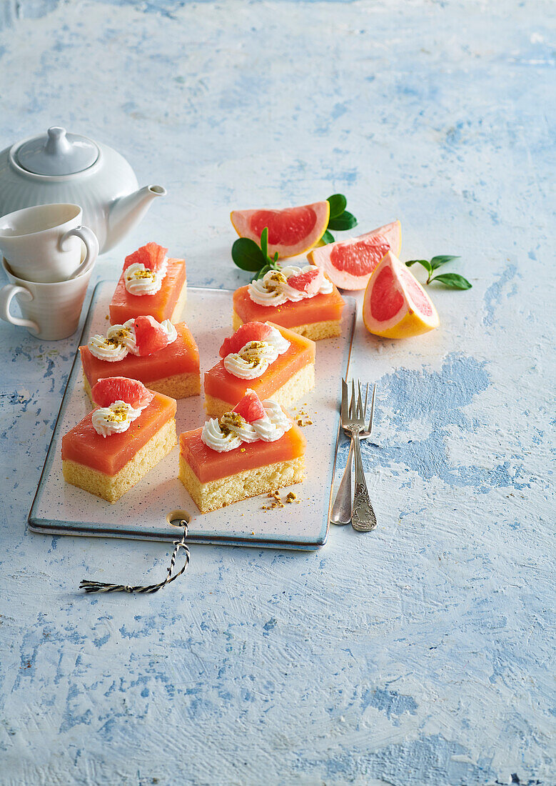 Biskuitschnitte mit Grapefruitcreme und Sahnehaube