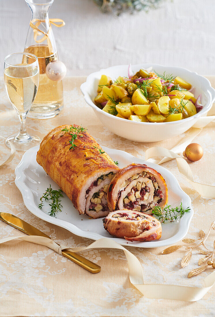 Gefüllter Schweinerollbraten mit Kartoffelsalat