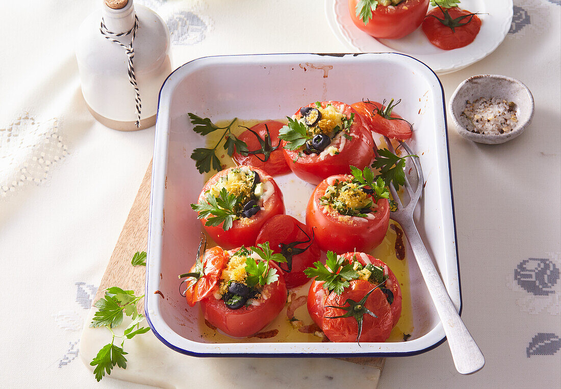 Stuffed tomatoes with mozzarella, courgettes and olives