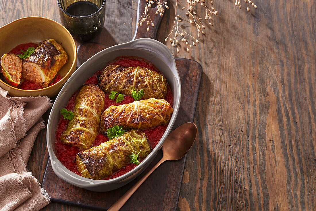 Gefüllte Kohlrouladen mit Hackfleisch, Reis und Tomatensauce