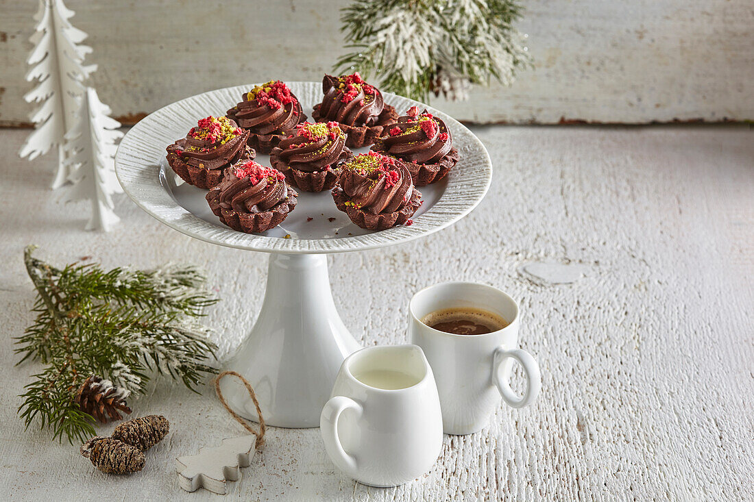 Weihnachtstörtchen mit Schokoladencreme und getrockneten Himbeeren