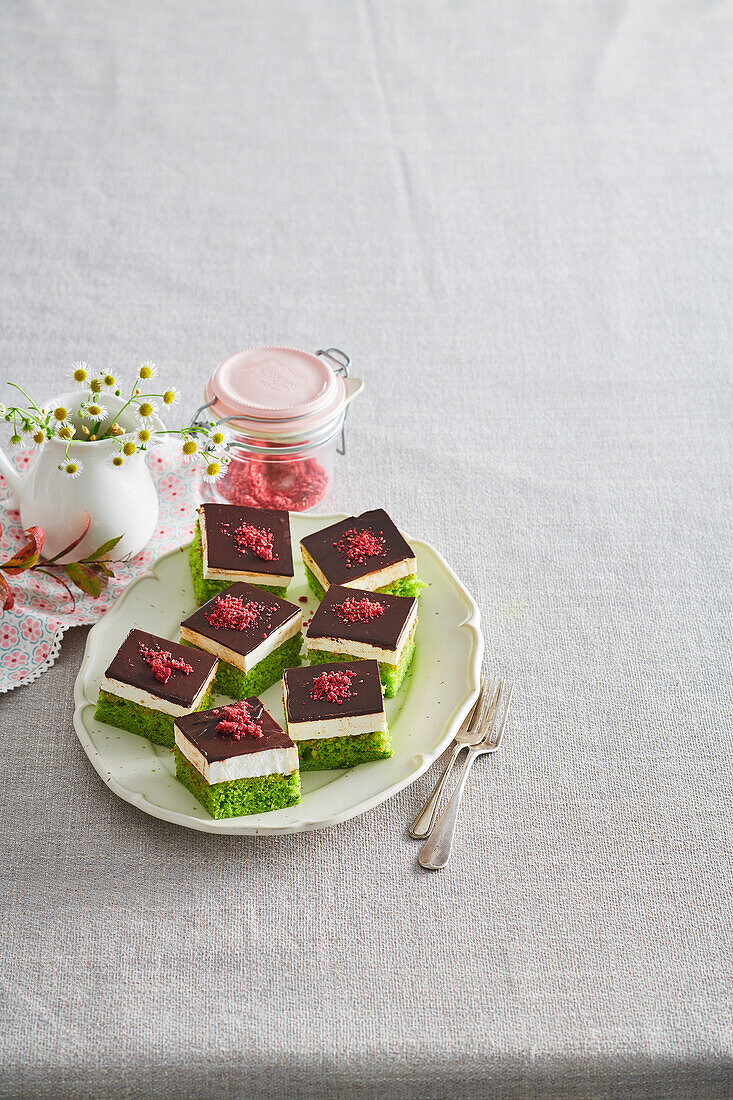 Süßer Spinatkuchen mit Frischkäsefüllung und Schokoglasur