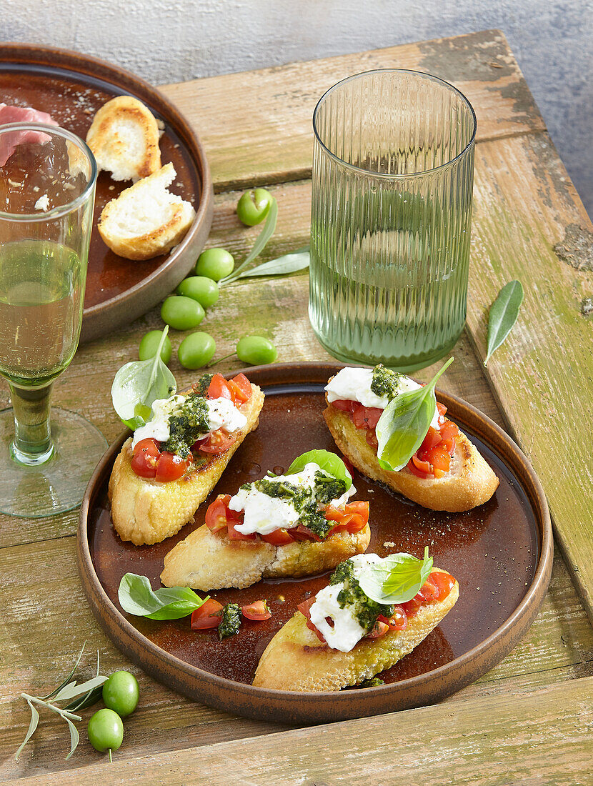 Crostini mit Tomaten, Mozzarella und Basilikum