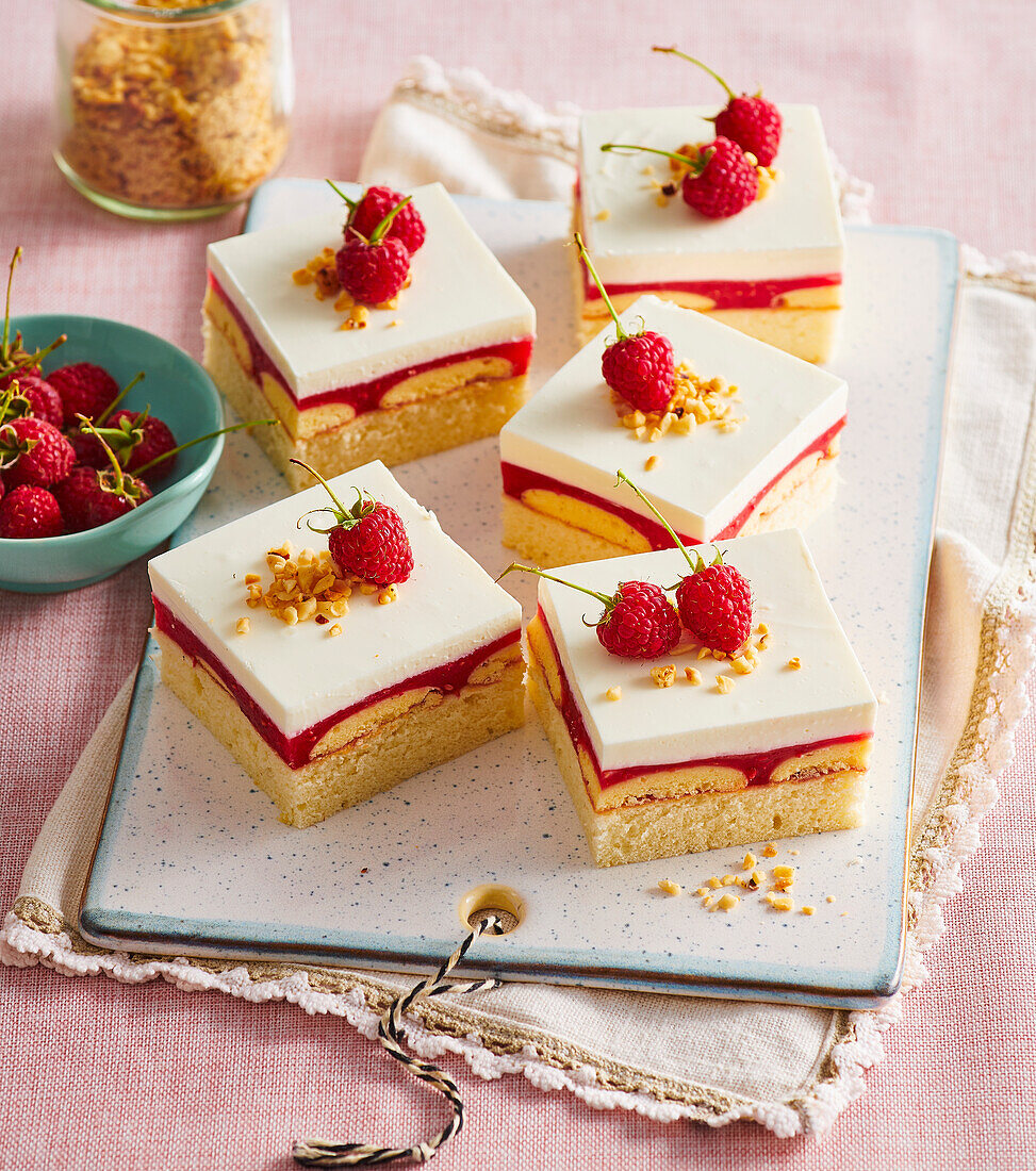 Biskuitschnitten mit Himbeeren und Sahnefüllung