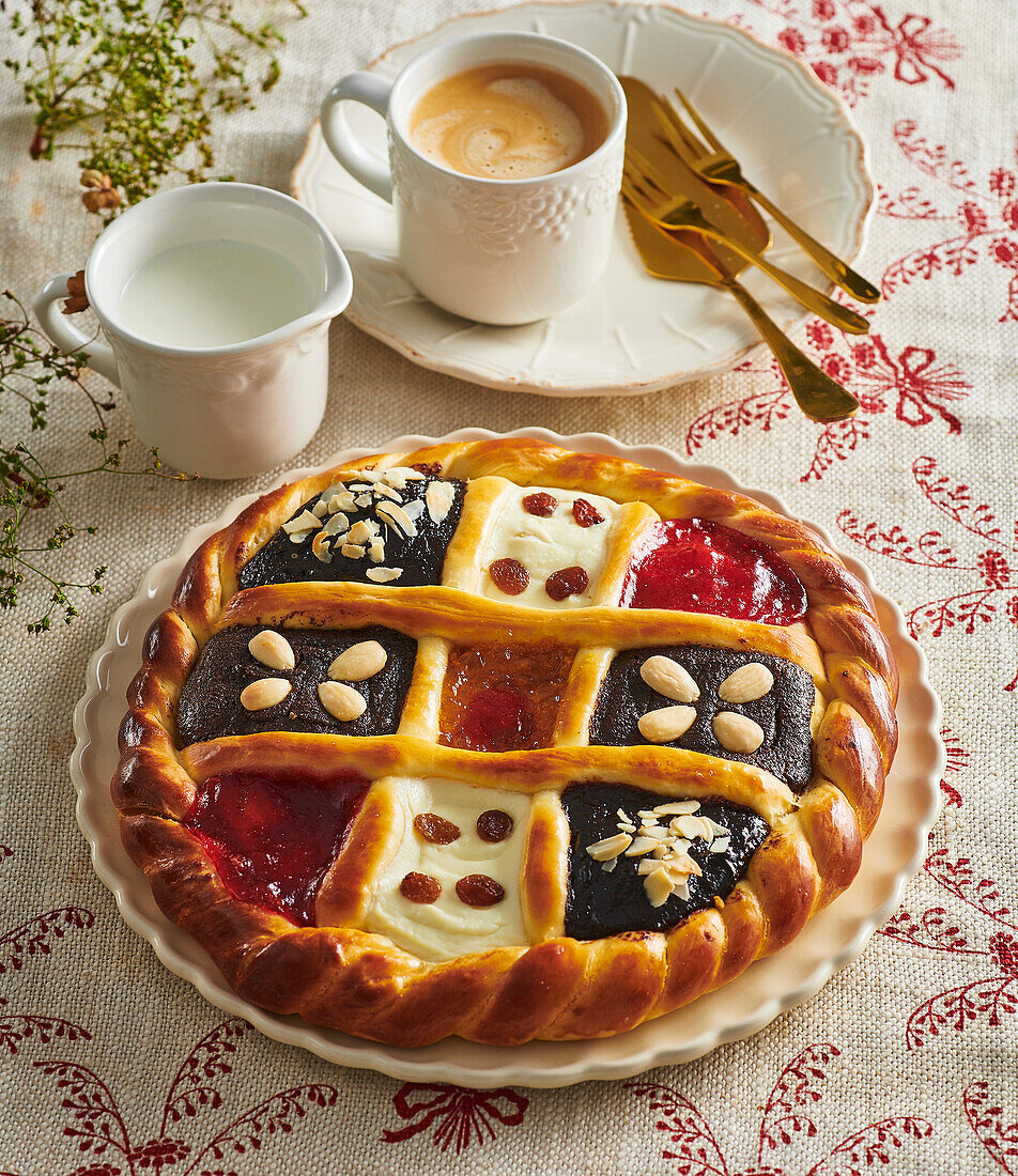 Round yeast dough pastry with quark, poppy seed and fruit fillings