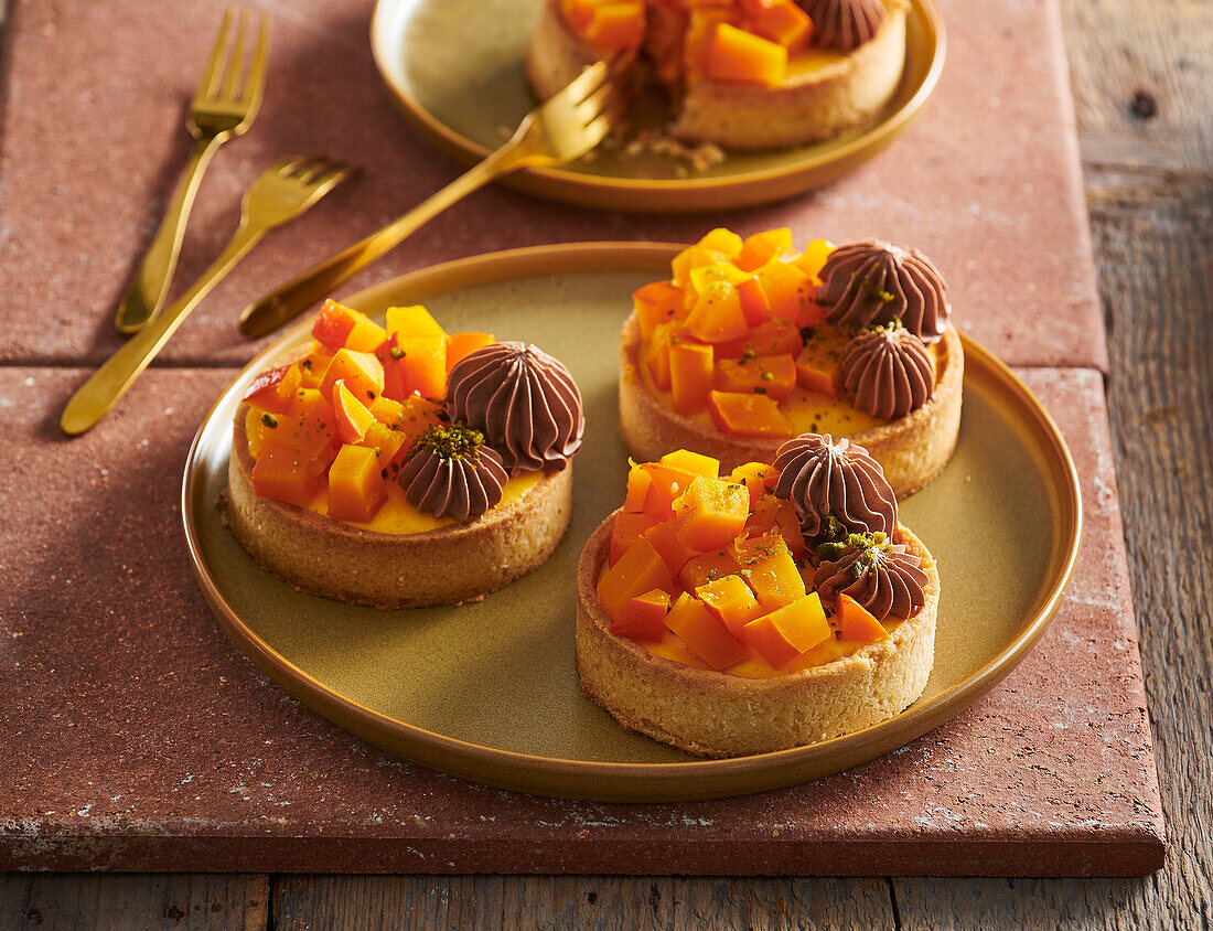 Pumpkin tartlets with chocolate cream and pistachios