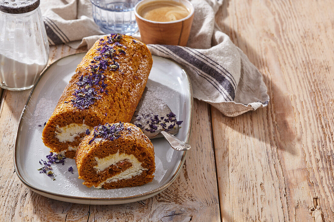 Kürbis-Roulade mit Lavendel, Walnüssen und Frischkäsefüllung