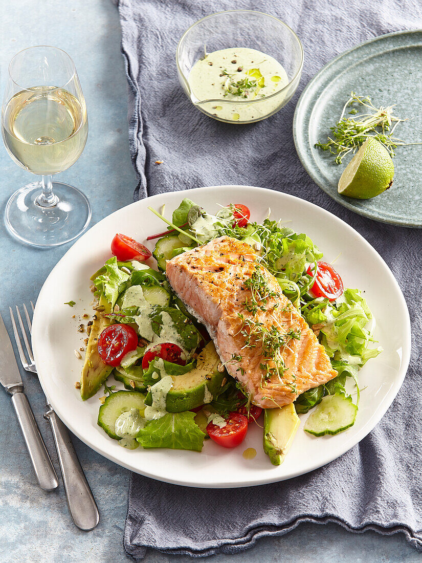 Gebratener Lachs auf gemischtem Salat mit Kresse-Dressing