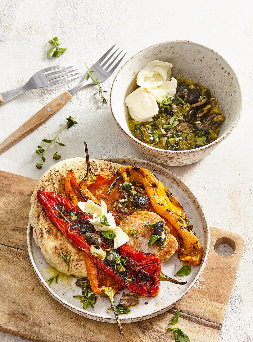 Gegrillte Paprika mit Frikadellen und Fladenbrot, dazu Mozzarella und Oliven