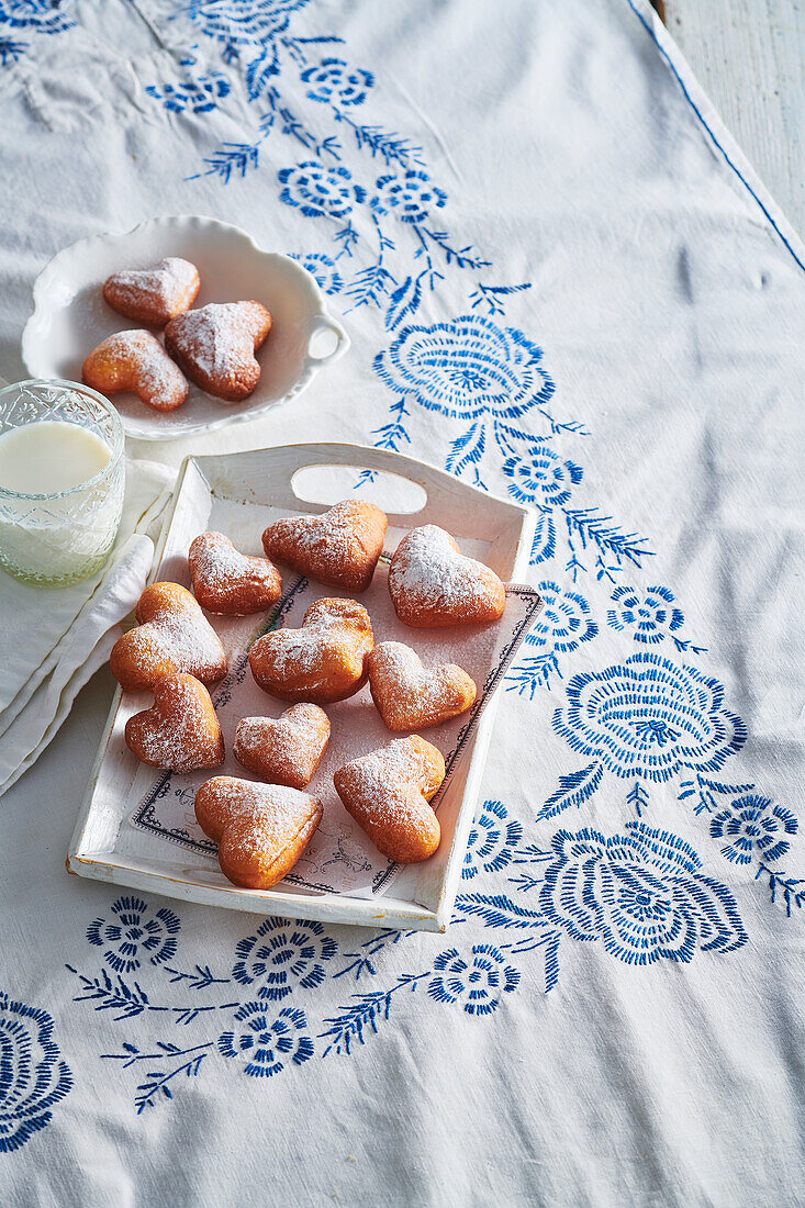 Herzförmige Krapfen mit Puderzucker