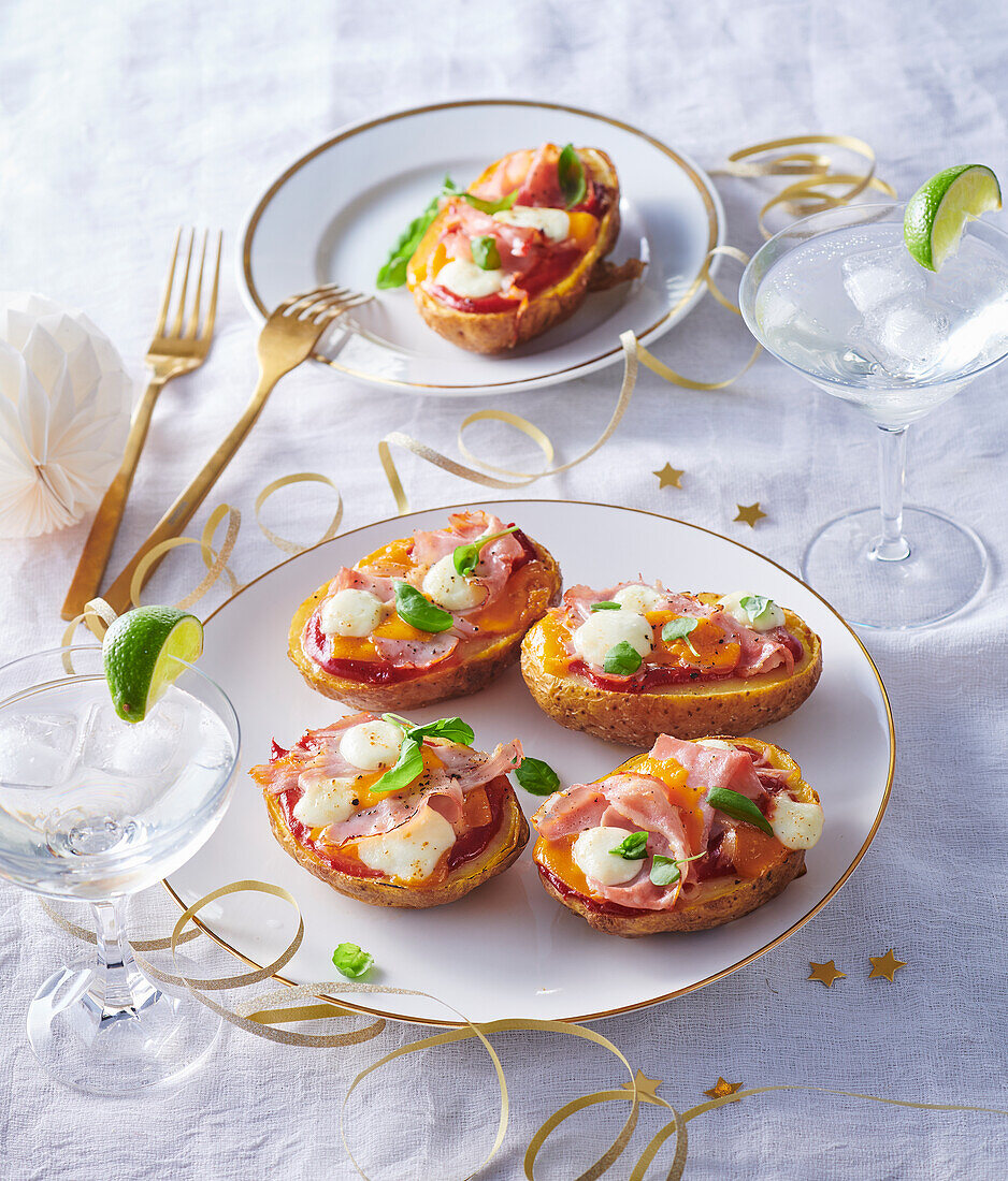 Potato pizza bites with ham, cheese and basil