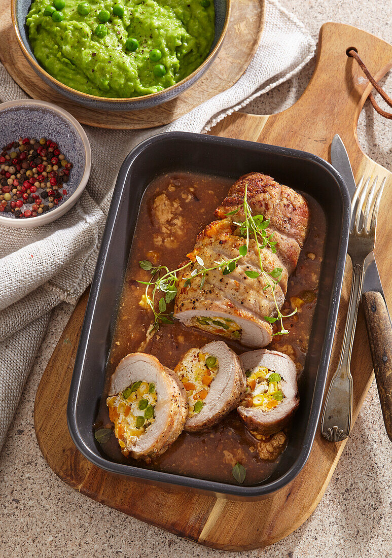 Gefüllter Schweinerollbraten mit Kartoffel-Erbsen-Püree und Thymian