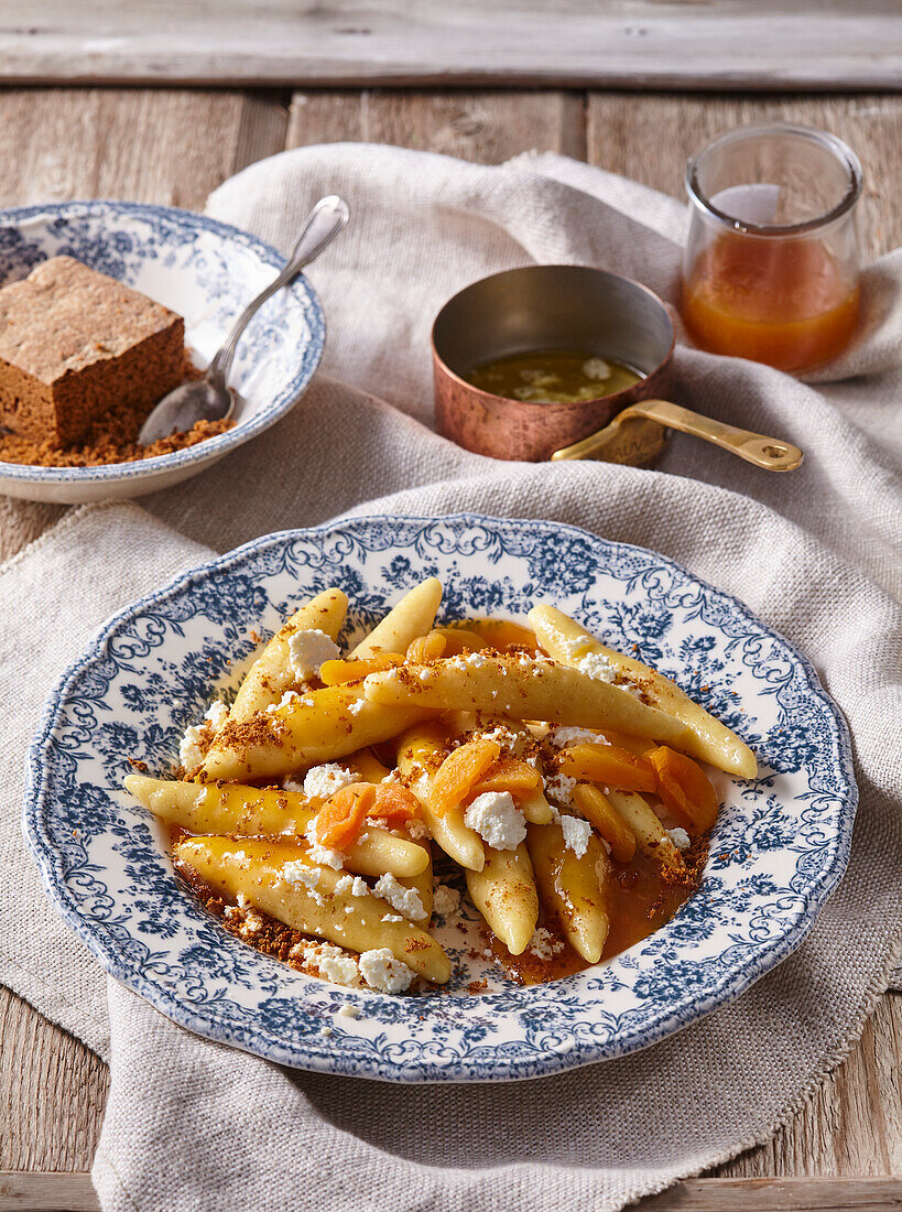 Schupfnudeln mit Lebkuchenbröseln und Aprikosenkompott