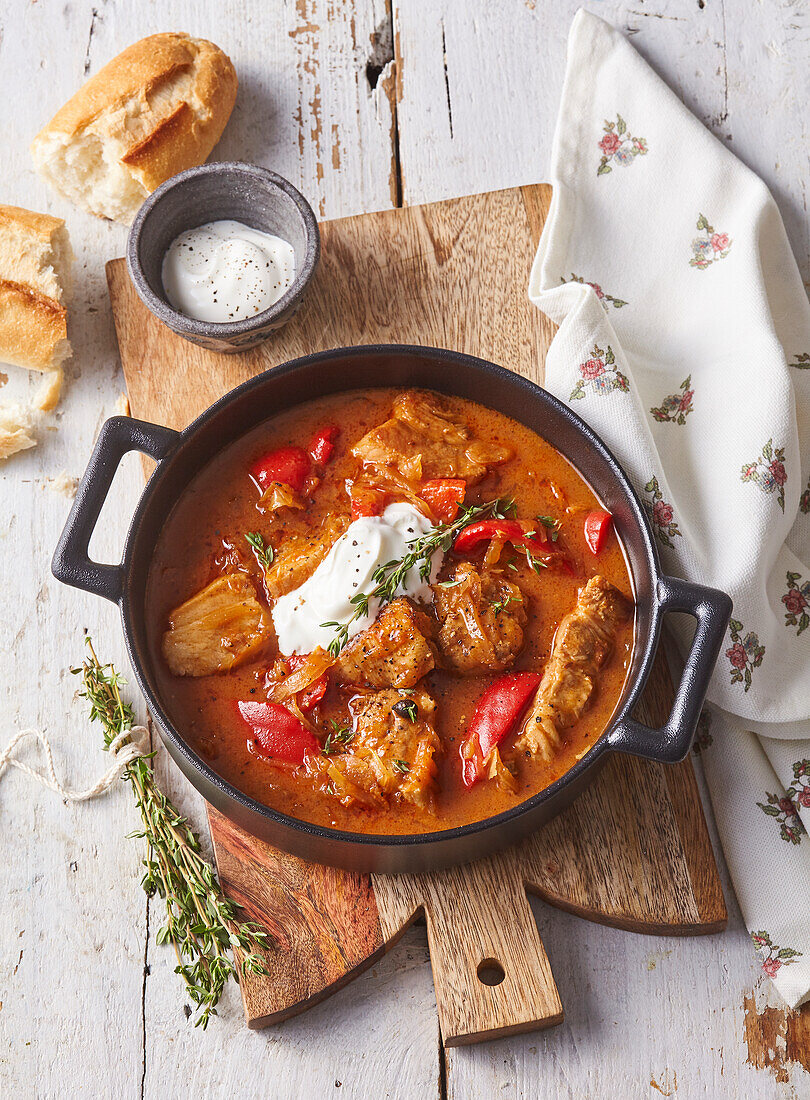 Szegediner Schweinegulasch mit Paprika, Sauerkraut und Schmand