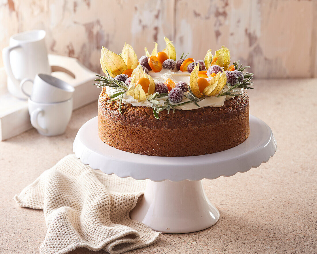 Mohnkuchen mit Mascarpone-Sahne und Früchten