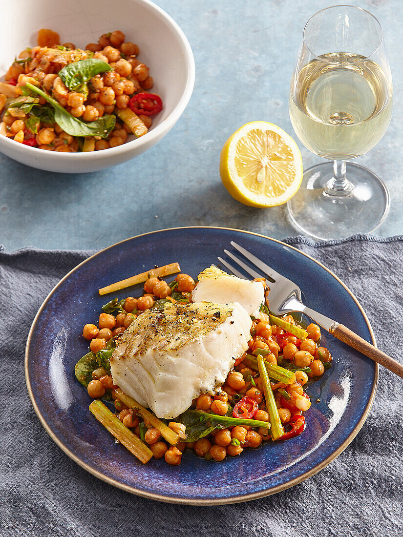 Gebratenes Fischfilet mit Kichererbsen-Spinat-Gemüse