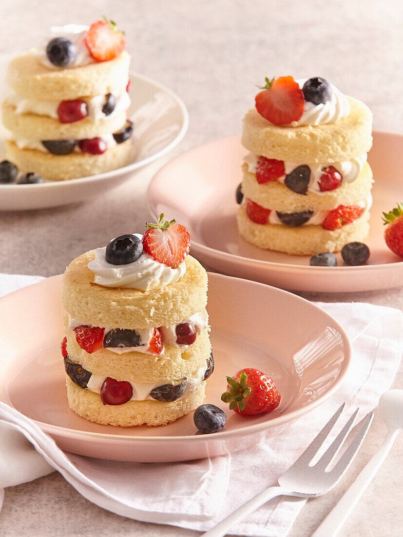 Mini sponge cake with berries and quark cream