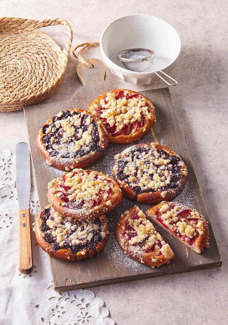 Round yeast dough cake with plums and crumble