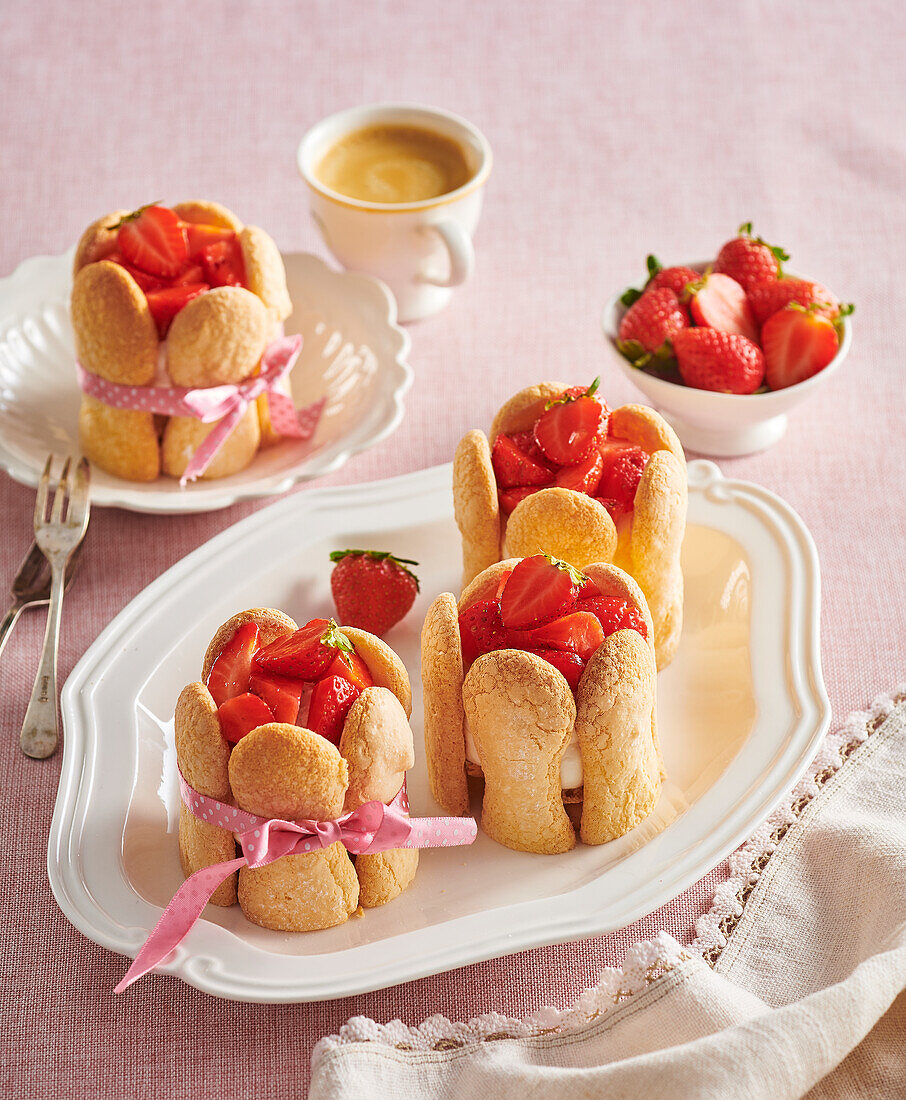 Mini charlottes with strawberries and cream filling