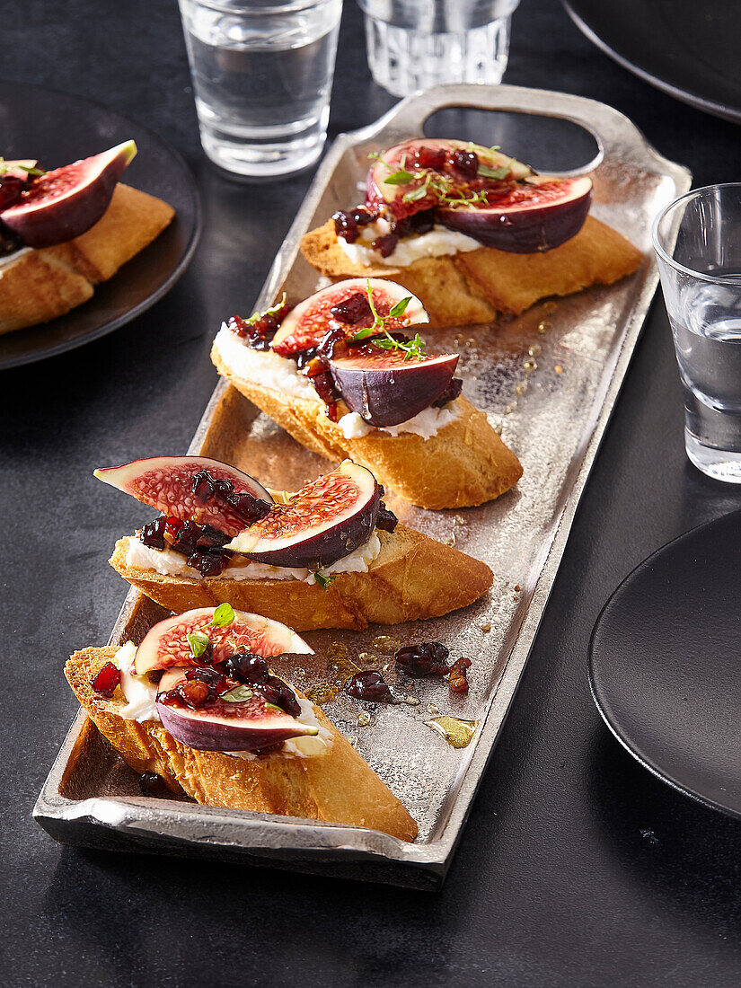 Baguette-Crostini mit Feigen, Bacon-Chutney und Ziegenkäse