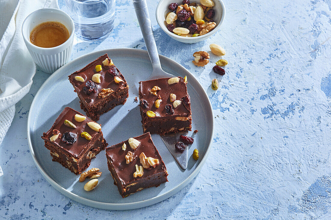 Brownies mit Nüssen und getrockneten Früchten