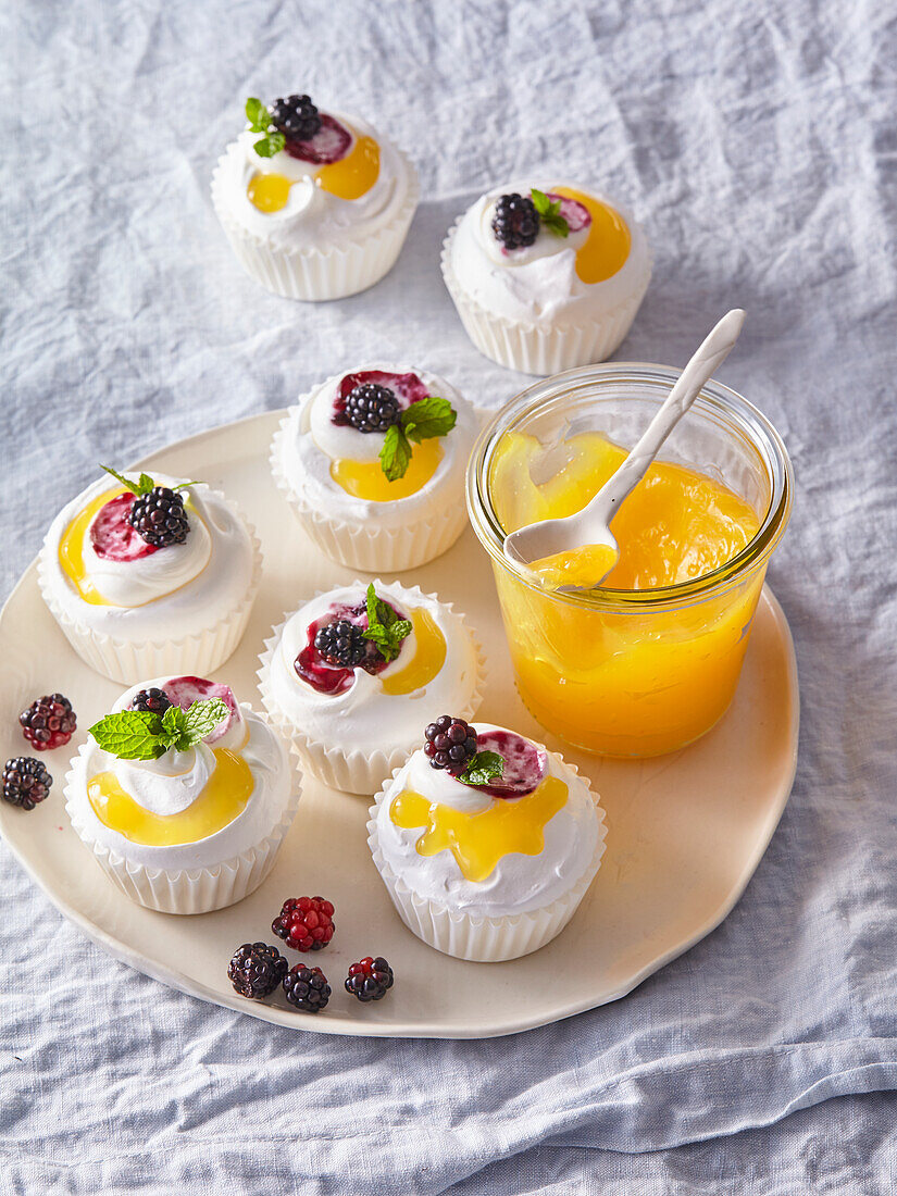 Zitronen-Brombeer-Pavlova-Cupcakes mit Fruchtcurd