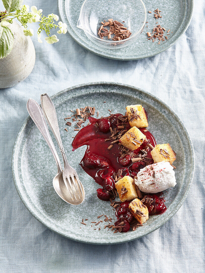 Eiscremedessert mit Schattenmorellen und Biskuitwürfeln