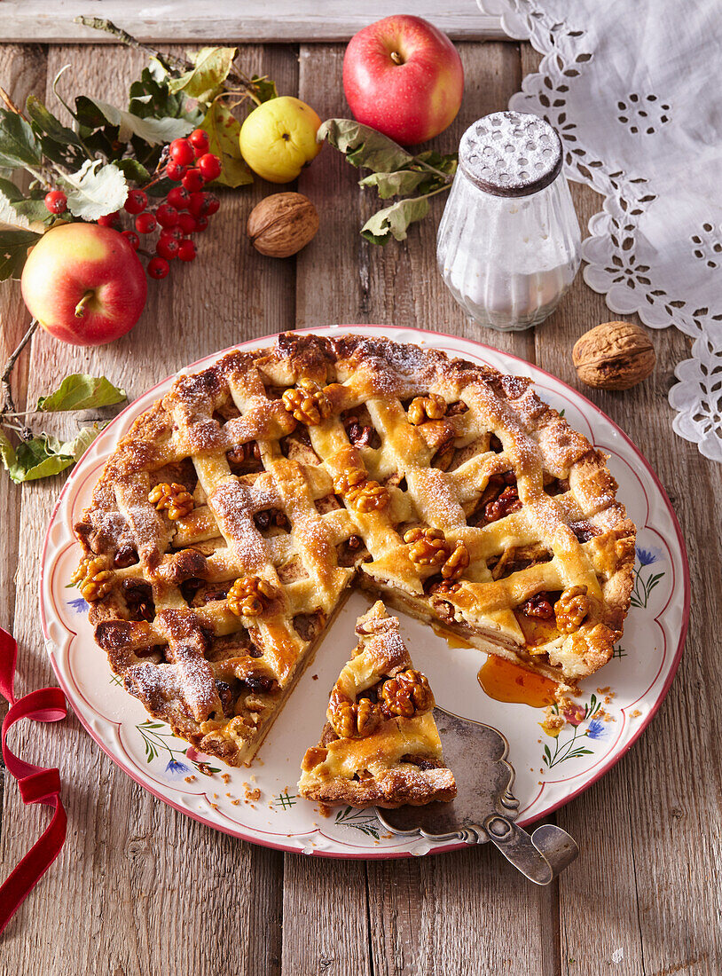 Gedeckter Apfel-Gitterkuchen mit Walnüssen und Zimt