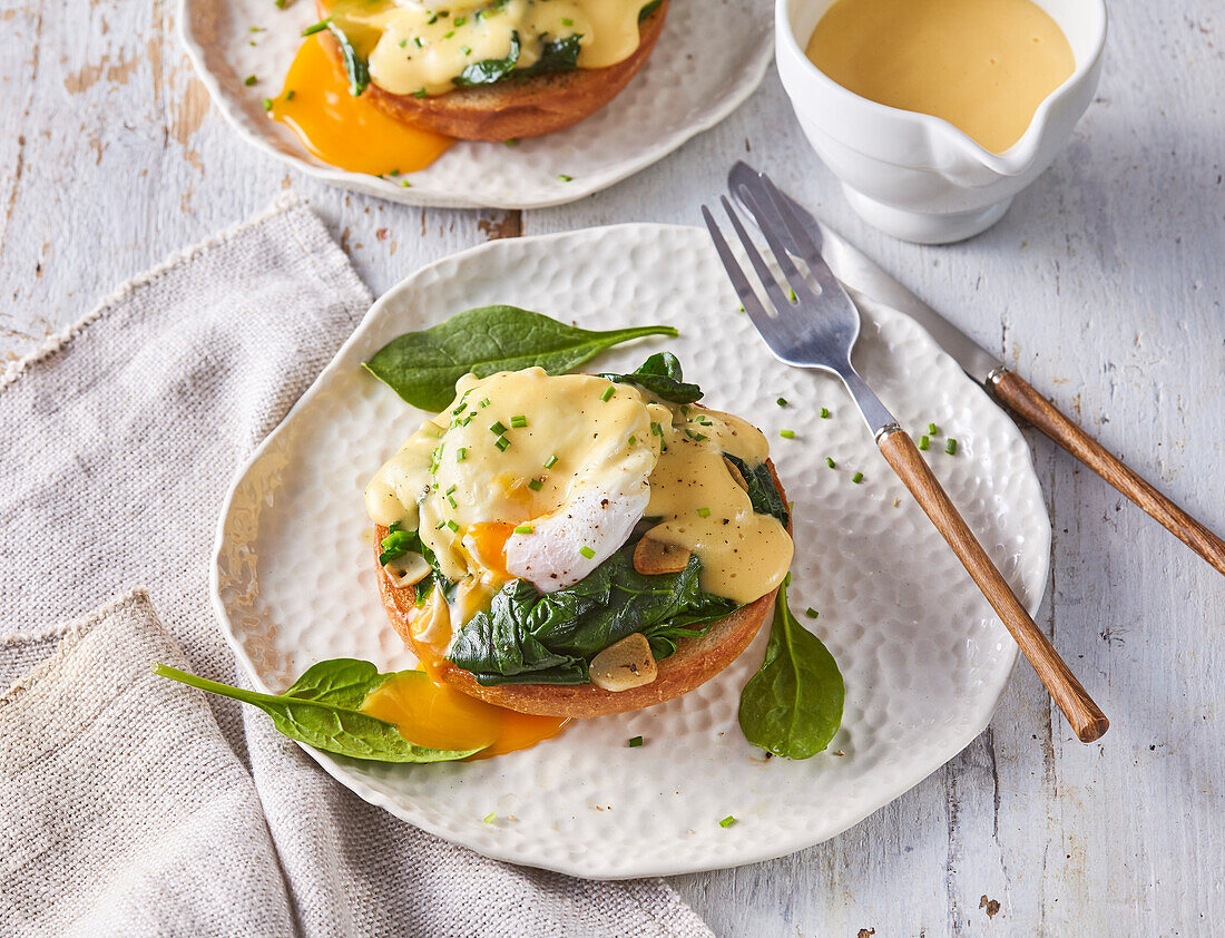 Eggs Florentine auf Toastie mit Spinat und Sauce Hollandaise