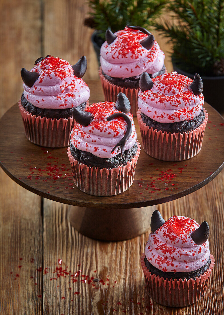 Devil's cupcakes with raspberry cream