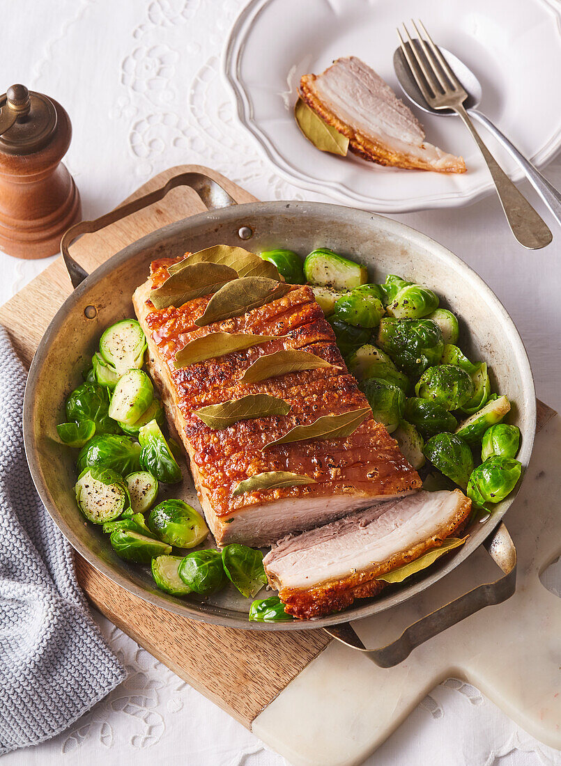 Gebratener Schweinebauch mit Lorbeerblättern und Rosenkohl