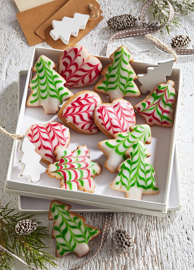 Weihnachtliche Lebkuchenplätzchen mit Zuckerguss