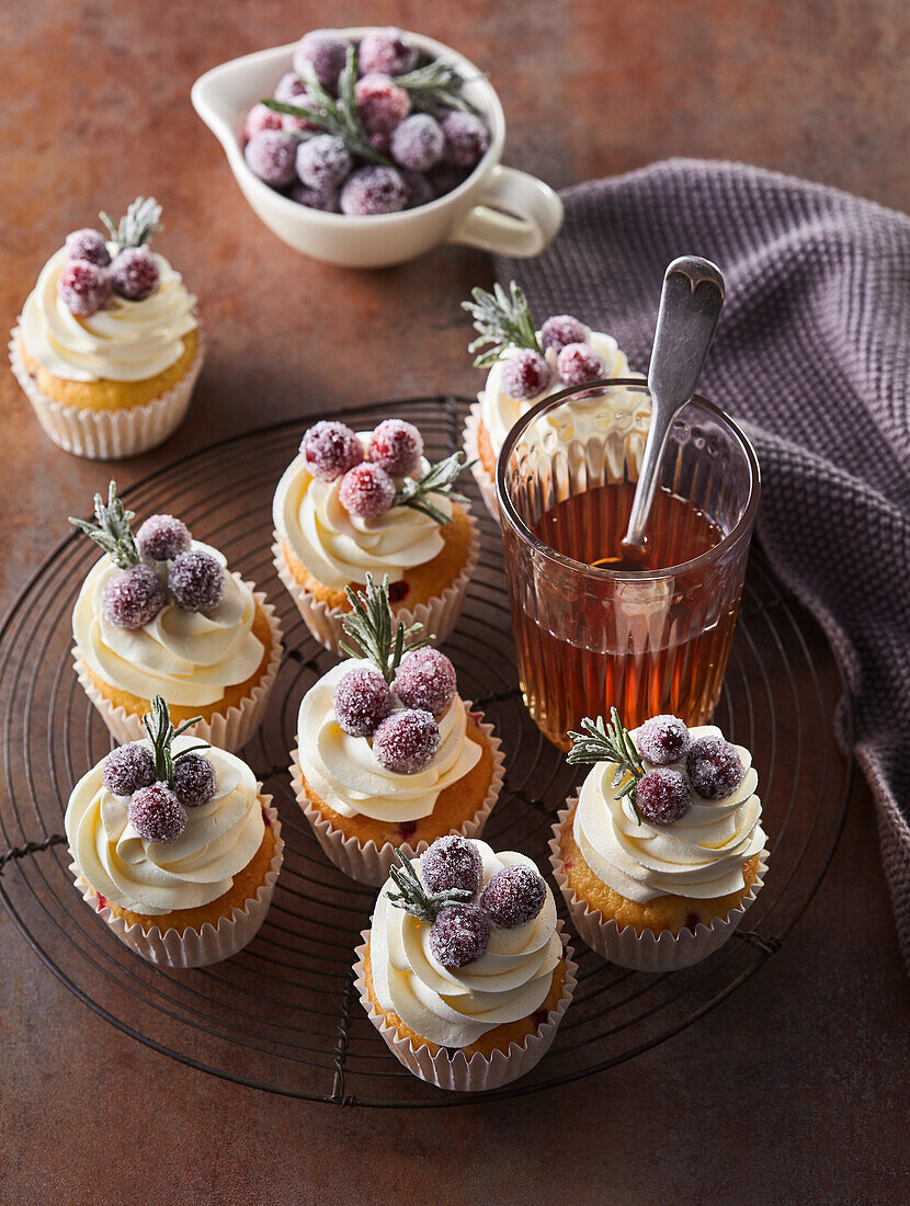 Cupcakes with cream, cranberries and rosemary