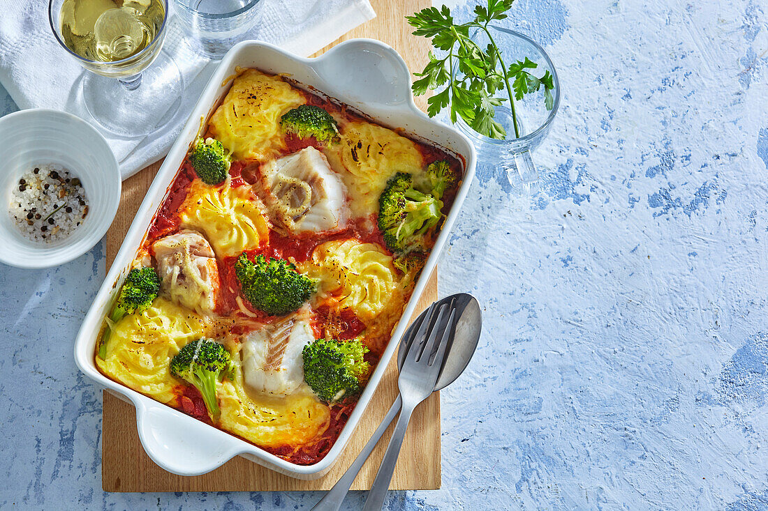 Cod fillet au gratin with mashed potatoes and broccoli