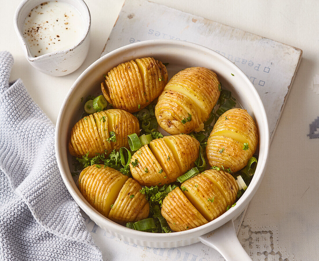 Hasselback-Kartoffeln mit Kräutern und Frühlingszwiebeln