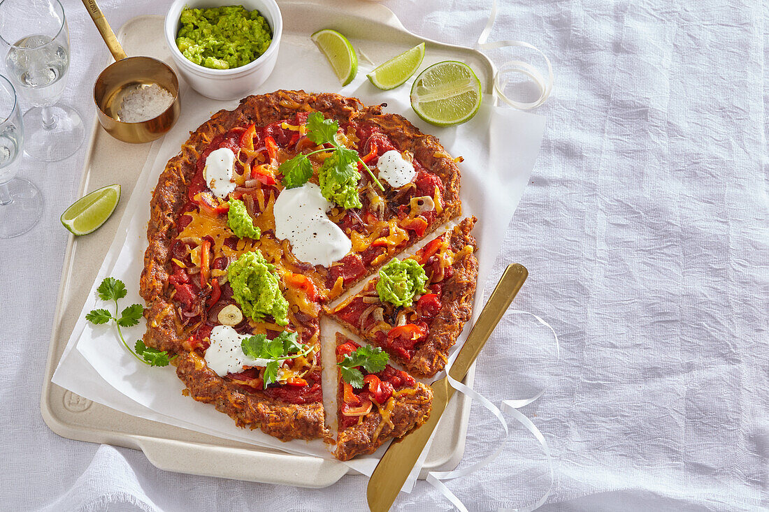 Pizza mit Hackfleischboden und Avocado-Topping