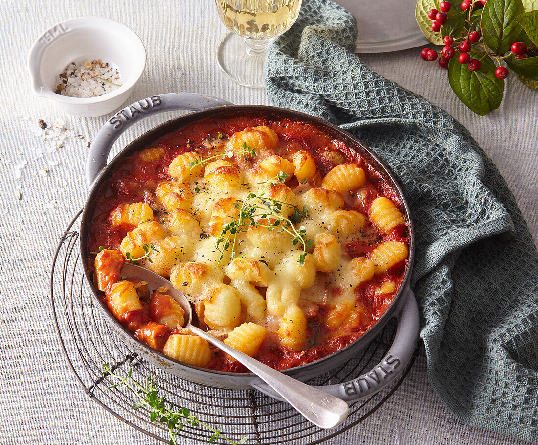 Gnocchi-Auflauf mit Rindfleisch Stroganoff und Parmesan