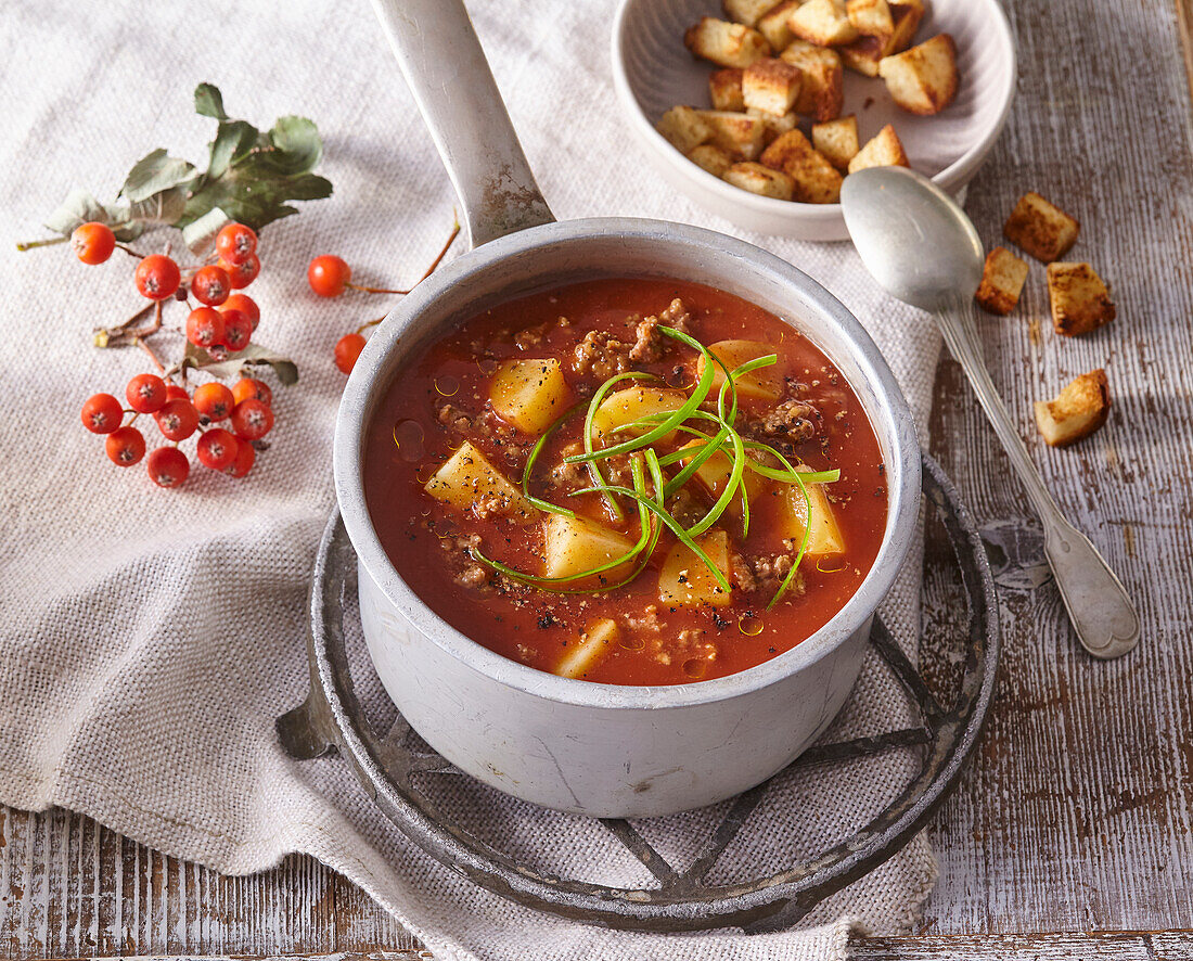 Gulaschsuppe mit Knoblauch, Zwiebeln und Kartoffeln