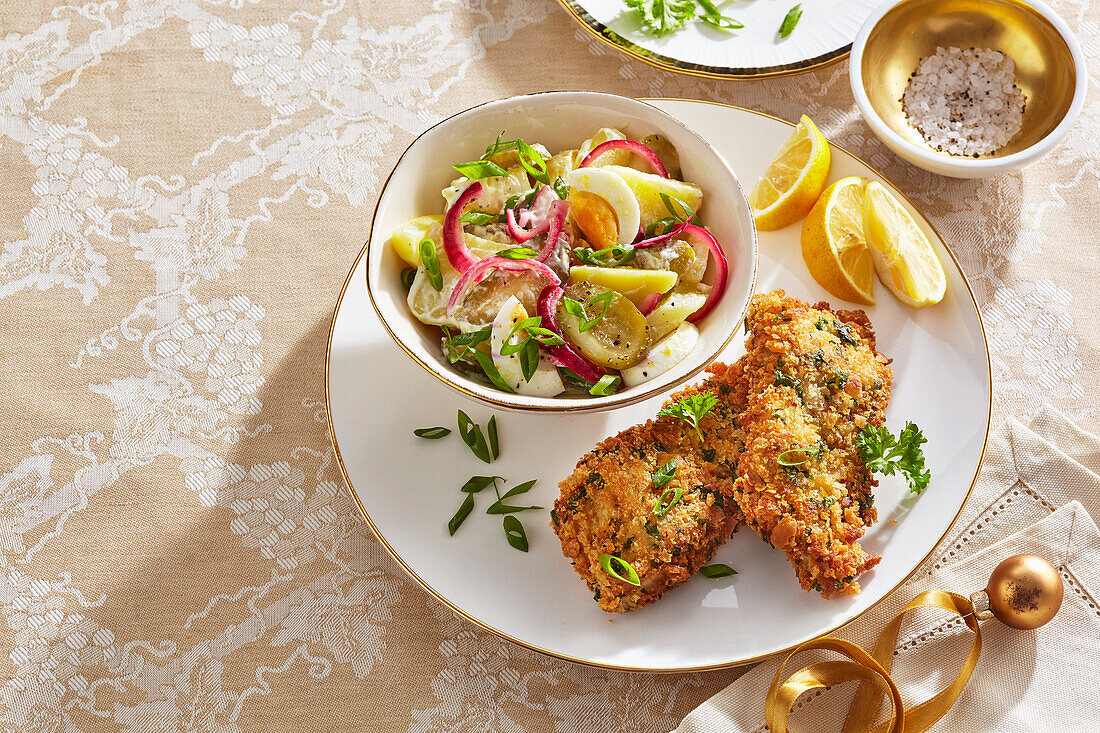 Karpfen in Zitronen-Kräuterkruste mit Gurken-Zwiebel-Salat