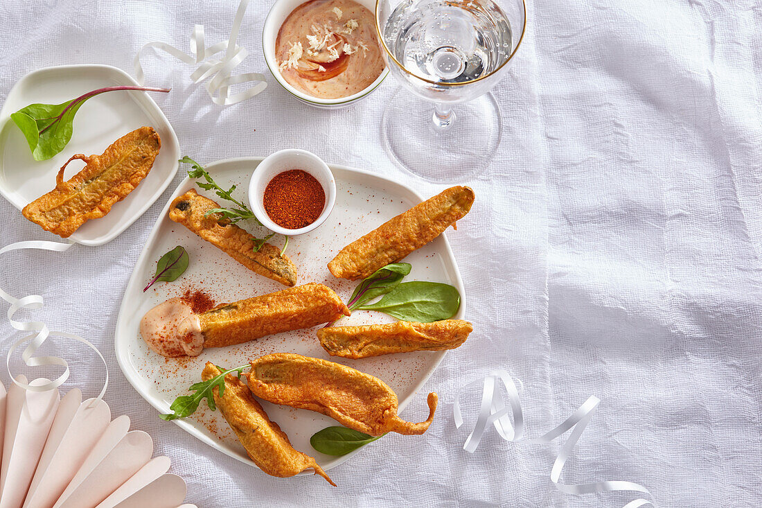 Gebackene Gewürzgurken mit Knoblauch-Dip und Meerrettich-Mayonnaise