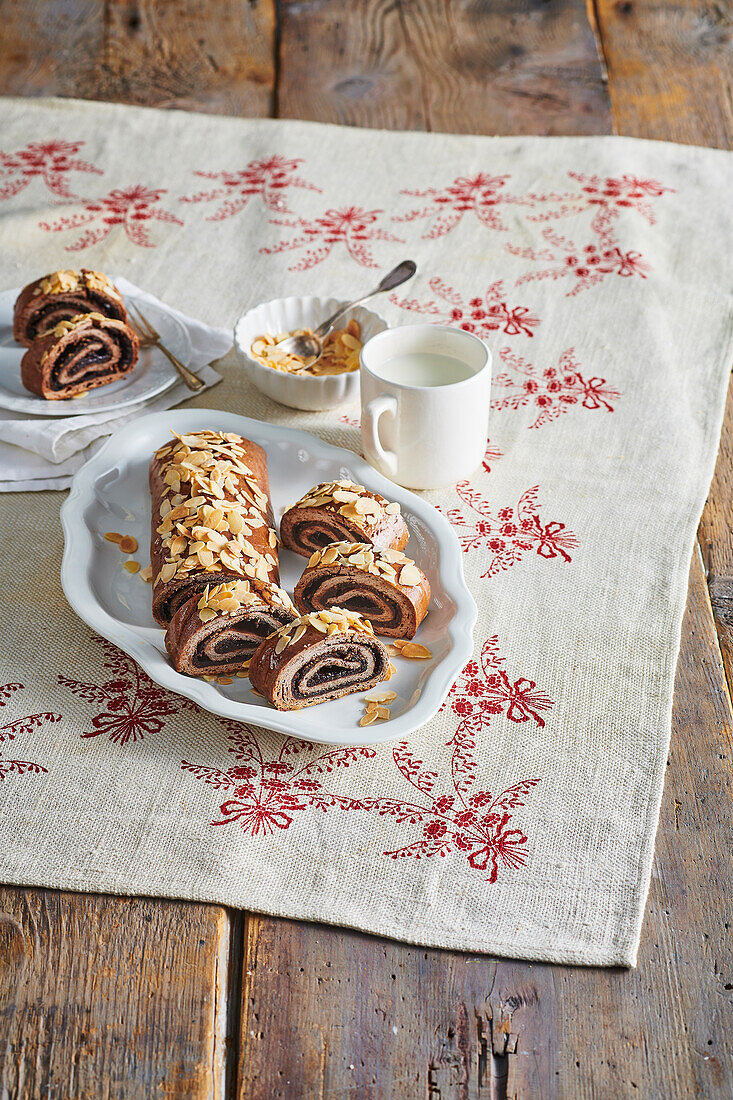 Lebkuchen-Rolle mit Pflaumenmus und Nüssen