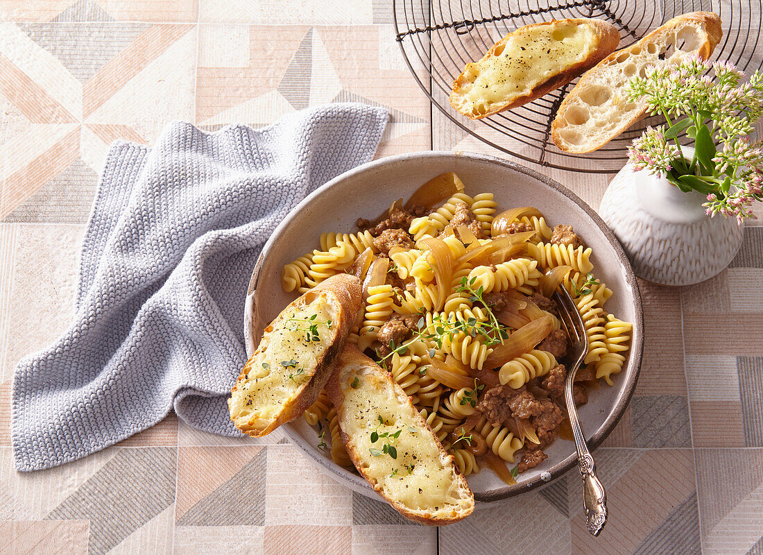 Fusilli mit Rinderhack, Zwiebeln dazu Knoblauchbrot mit Gouda