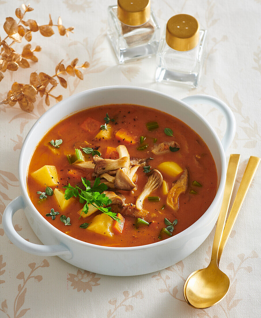 Kartoffel-Möhrensuppe mit Austernpilzen und Kräutern