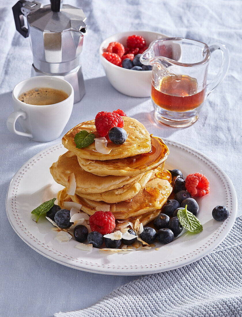 Pancakes mit frischen Beeren und Honig