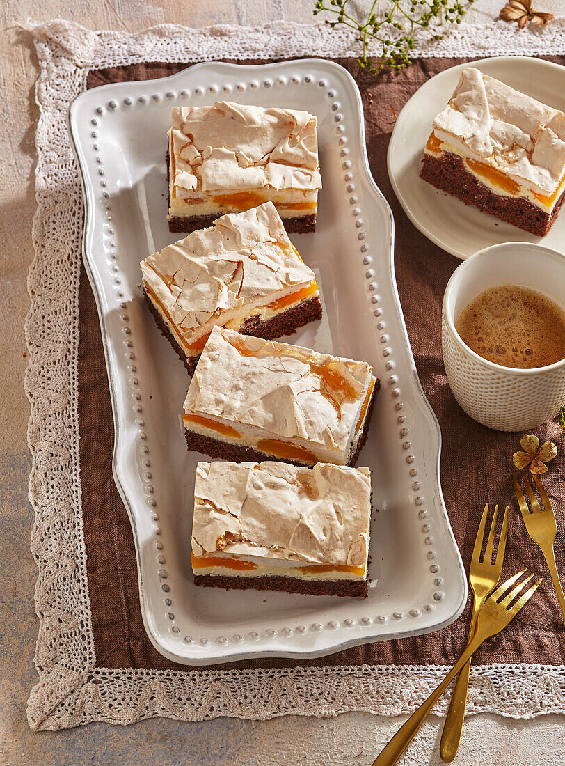 Blechkuchen mit Quark, Aprikosen und Baiserhaube