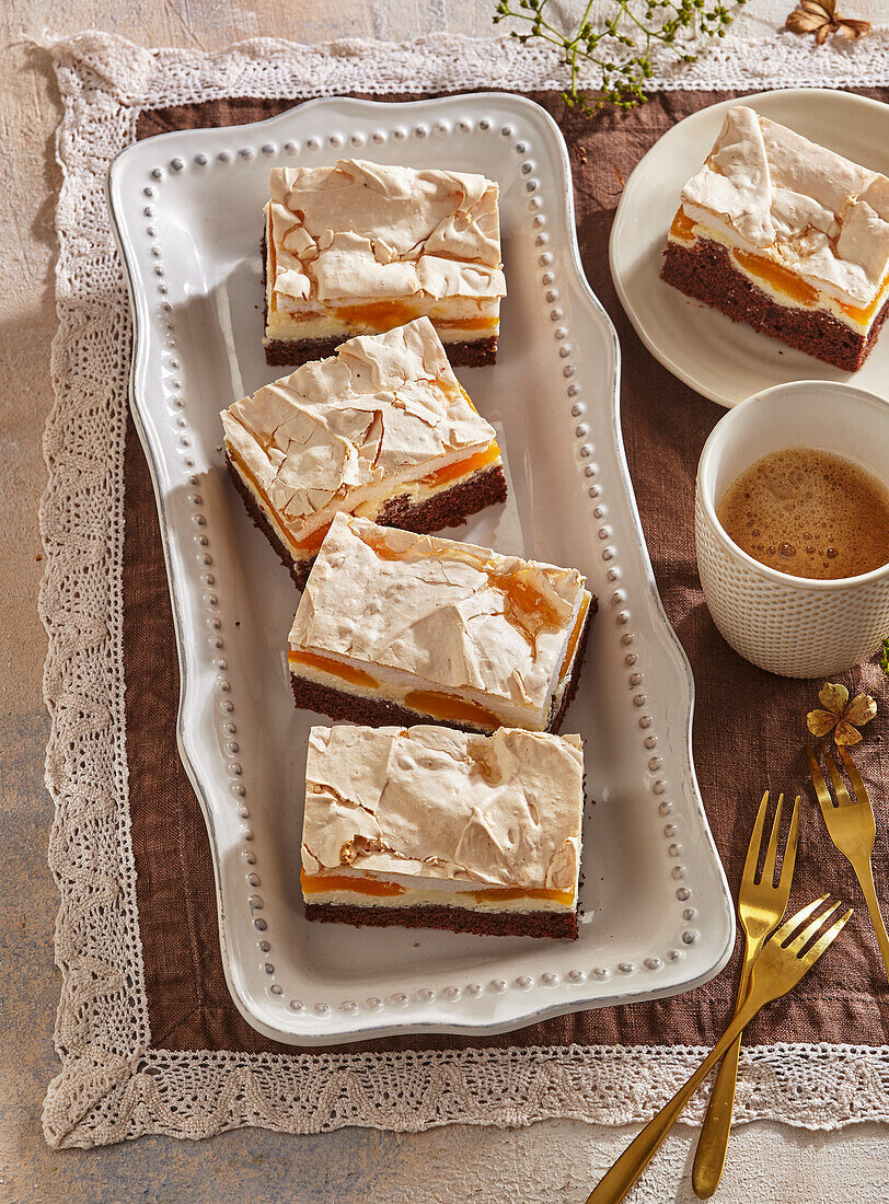 Sheet cake with quark, apricots and meringue topping